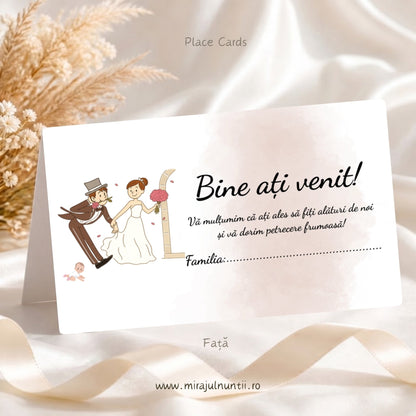 Set 25 plicuri de bani nuntă și botez Place Cards 20421, față: mirii cu joben în stânga, Bine ați venit!, mesajul de mulțumire și rândul Familia, pe nor de acuarelă roz pudră, cu bebeluș mic, carton alb