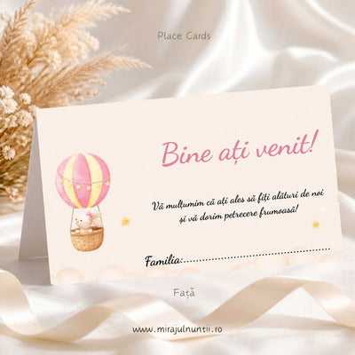 Set de 50 plicuri de bani botez, față cu „Bine ați venit!”, mesaj de mulțumire și rândul „Familia:”, balon cu aer cald roz cu iepuraș, steluțe și nori – Place Cards 20004