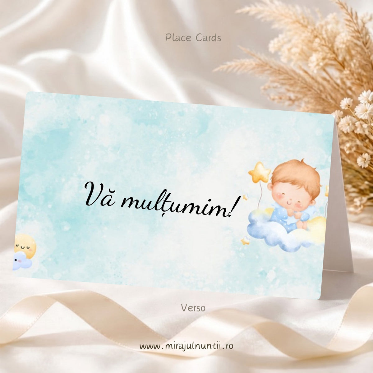 Set 50 plicuri de bani botez B.8-20008, verso: „Vă mulțumim!” și un bebeluș care doarme pe un nor pufos, cu steluțe aurii, pe fond bleu pastel