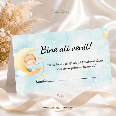 Set 50 plicuri de bani botez B.8-20008, față: „Bine ați venit!”, mesajul de mulțumire și rândul „Familia”, cu bebeluș pe semilună galbenă și steluțe aurii, pe fond bleu în acuarelă