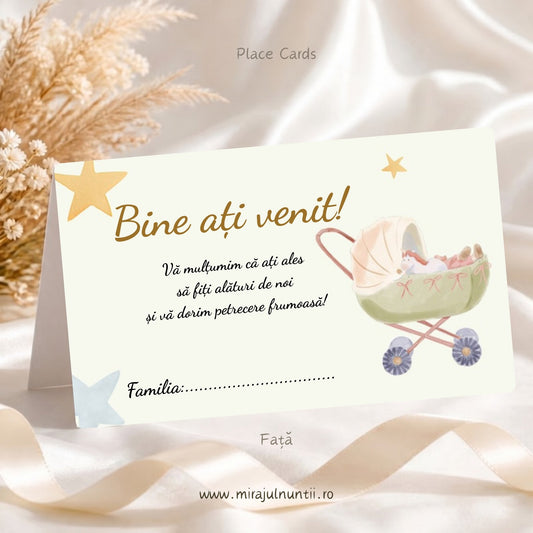 Plic de bani botez din setul de 50 buc., fața cu „Bine ați venit!” auriu, mesaj de mulțumire și rândul Familia, cărucior în acuarelă și steluțe aurii pe fond crem, Place Cards 20007