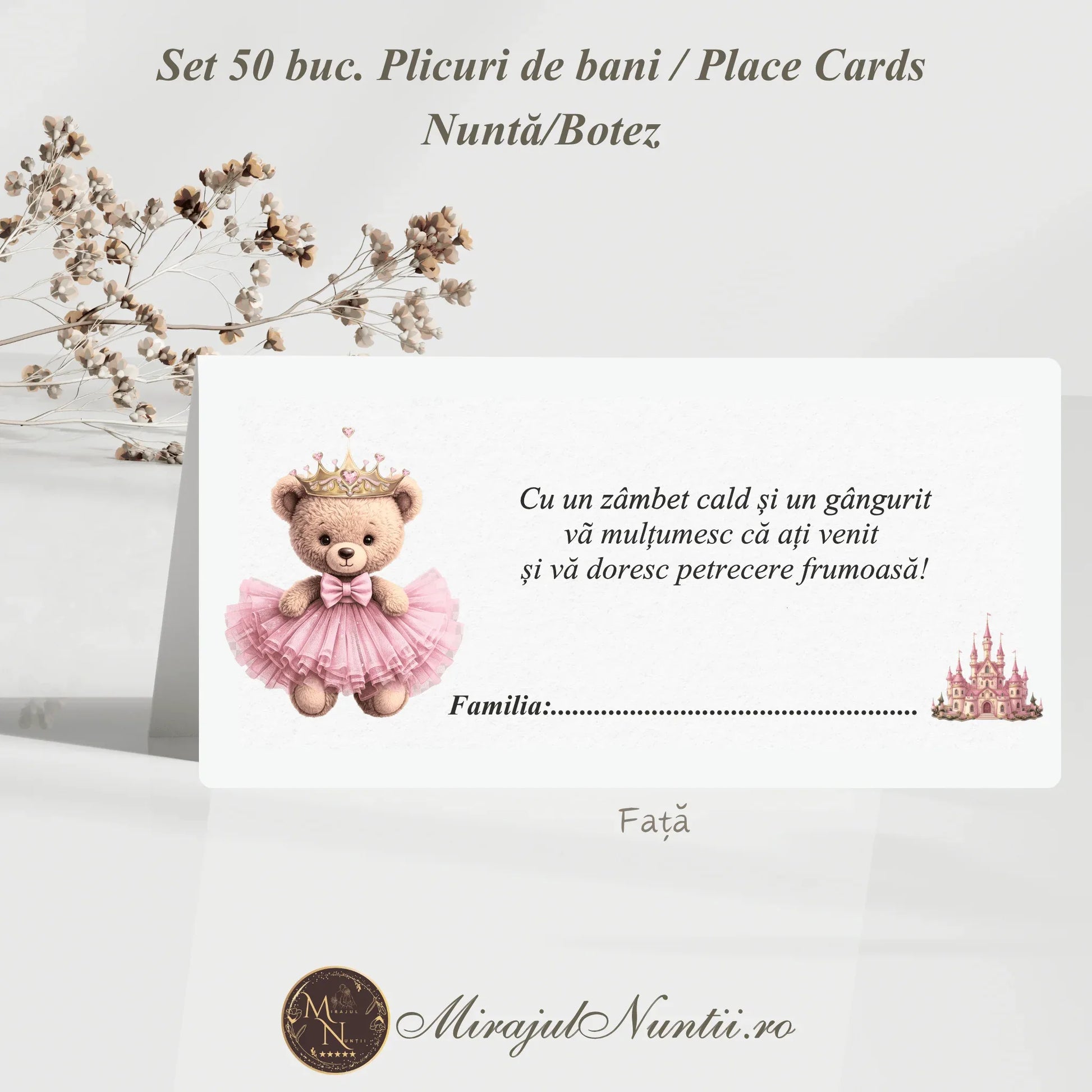 Compunere profesională a unui set de 50 de plicuri de bani și place carduri pentru botez fetiță, arătând fața cu ursuleț roz, interiorul cu fanta pentru bani și verso-ul cu mesajul Vă mulțumim, pe carton premium texturat.