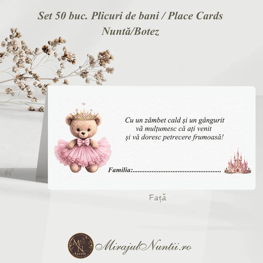 Compunere profesională a unui set de 50 de plicuri de bani și place carduri pentru botez fetiță, arătând fața cu ursuleț roz, interiorul cu fanta pentru bani și verso-ul cu mesajul Vă mulțumim, pe carton premium texturat.