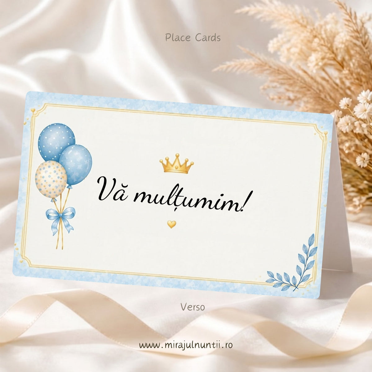 Set 50 plicuri de bani botez B.38, spatele: mesajul „Vă mulțumim!”, baloane bleu și crem legate cu fundiță, coroniță aurie, inimioară aurie și crenguță bleu pe fond crem cu chenar bleu