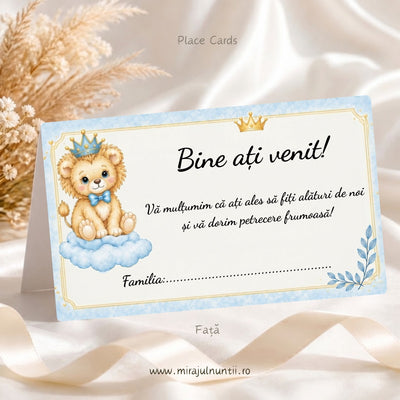 Set 50 plicuri de bani botez B.38, fața: mesajul „Bine ați venit!”, urarea de mulțumire și rândul „Familia:” de completat de mână, leuț cu coroniță bleu și papion pe un nor, coroniță aurie și crenguță bleu pe fond crem