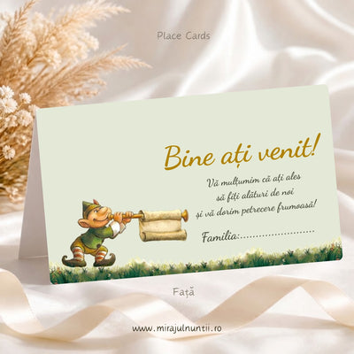 Set 50 plicuri de bani botez, fața cu „Bine ați venit!”, mesajul de mulțumire și rândul Familia, spiriduș cu trompetă pe iarbă înflorită, fond verde salvie, Place Cards 7110
