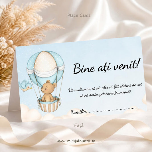 Set de 50 plicuri de bani botez, față cu „Bine ați venit!”, mesaj de mulțumire și rândul „Familia:”, ursuleț în balon cu aer cald, păsărică bleu și nori – Place Cards 20003