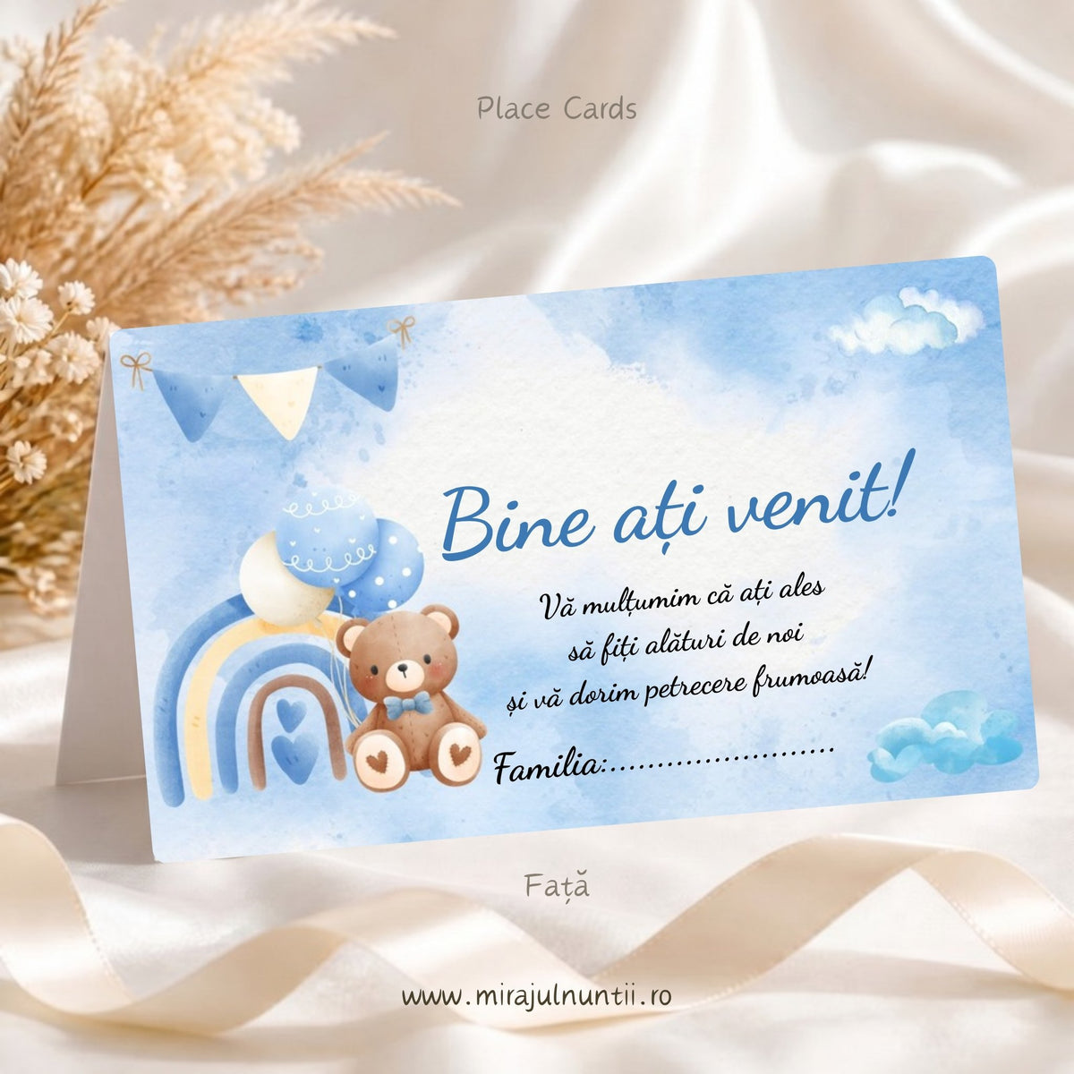 Set 50 plicuri de bani botez B.12-20012, față: „Bine ați venit!” în albastru, mesaj de mulțumire și rândul Familia, ursuleț maro cu curcubeu și baloane, stegulețe și nori bleu pe fond acuarelă bleu