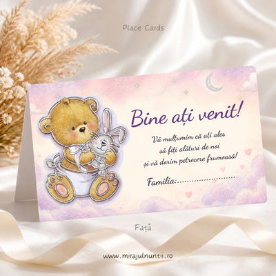 Set 50 plicuri de bani botez B. 3205, față: ursuleț de pluș cu iepuraș alb în stânga, pe cer în acuarelă roz și lila, „Bine ați venit!” cu lila, mesajul de mulțumire și rândul Familia