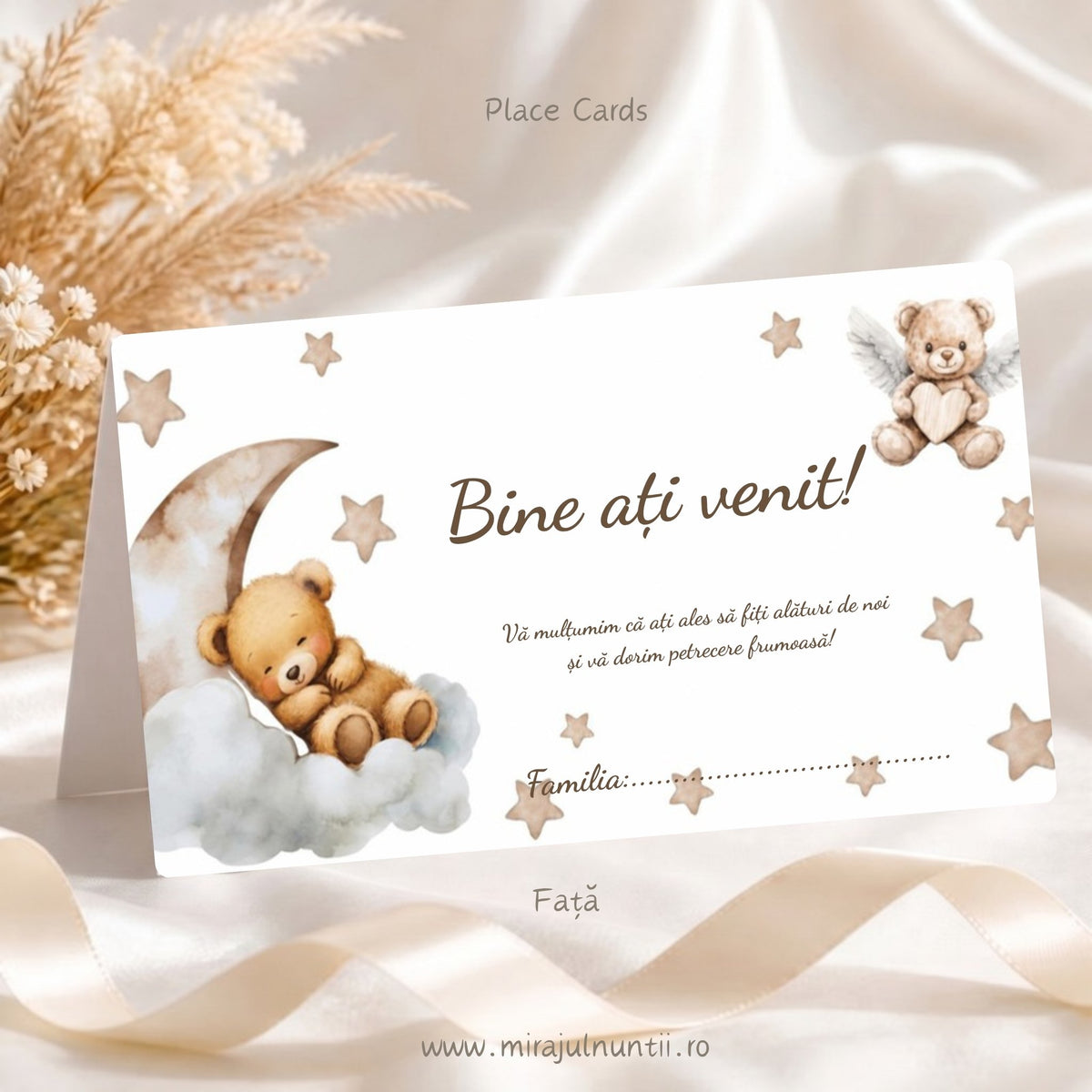 Set 50 plicuri de bani botez cu ursuleț pe semilună, ursuleț-îngeraș și steluțe bej, față cu „Bine ați venit!”, mesaj de mulțumire și rândul Familia, Place Cards 20022