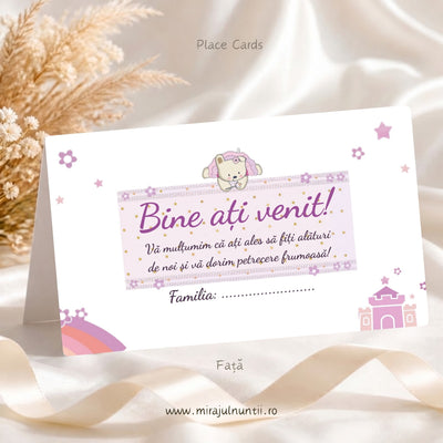 Set 50 buc. plicuri de bani botez B. 3507, față: ursulețul cu glugă de unicorn pe banderola roz cu Bine ați venit! și mesajul de mulțumire, rândul Familia dedesubt, castel roz-lila și curcubeu jos