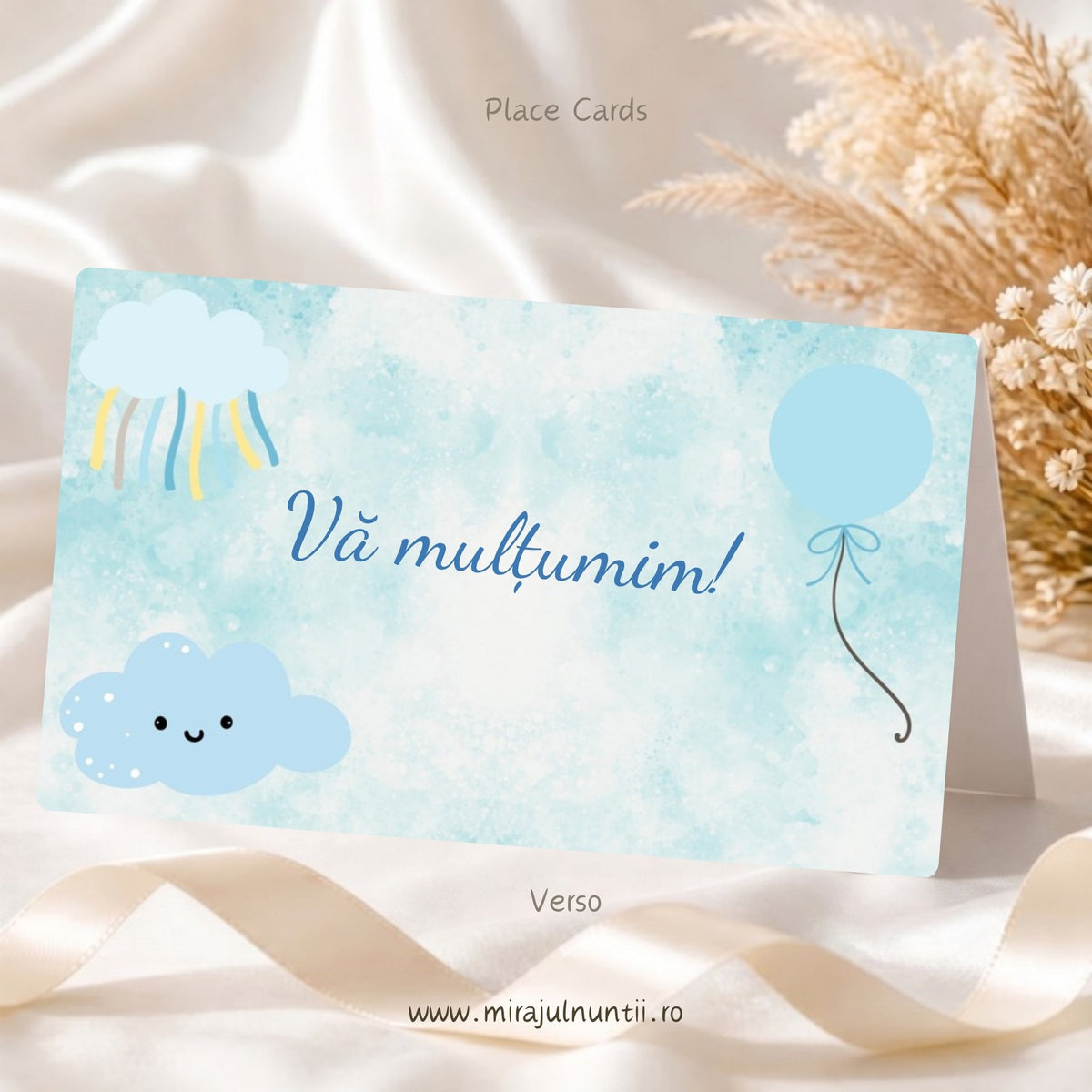 Spatele plicului de bani din setul de 50 buc. pentru botez, cu Vă mulțumim!, nor cu panglici, balon bleu și norișor zâmbitor pe fond acuarelă bleu pastel, Place Cards 20001