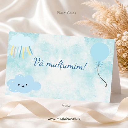 Spatele plicului de bani din setul de 50 buc. pentru botez, cu Vă mulțumim!, nor cu panglici, balon bleu și norișor zâmbitor pe fond acuarelă bleu pastel, Place Cards 20001