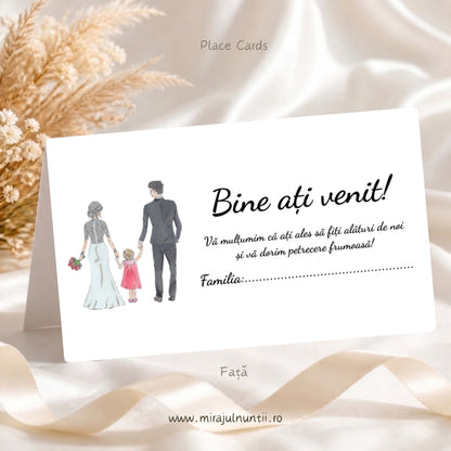 Set 50 plicuri de bani nuntă și botez Place Cards 20791, fața: familia de mână văzută din spate în stânga – mireasa în rochie albă de dantelă, fetița în rochiță roz și mirele în costum gri –, iar în dreapta Bine ați venit!, mesajul de mulțumire și rândul Familia, pe carton alb