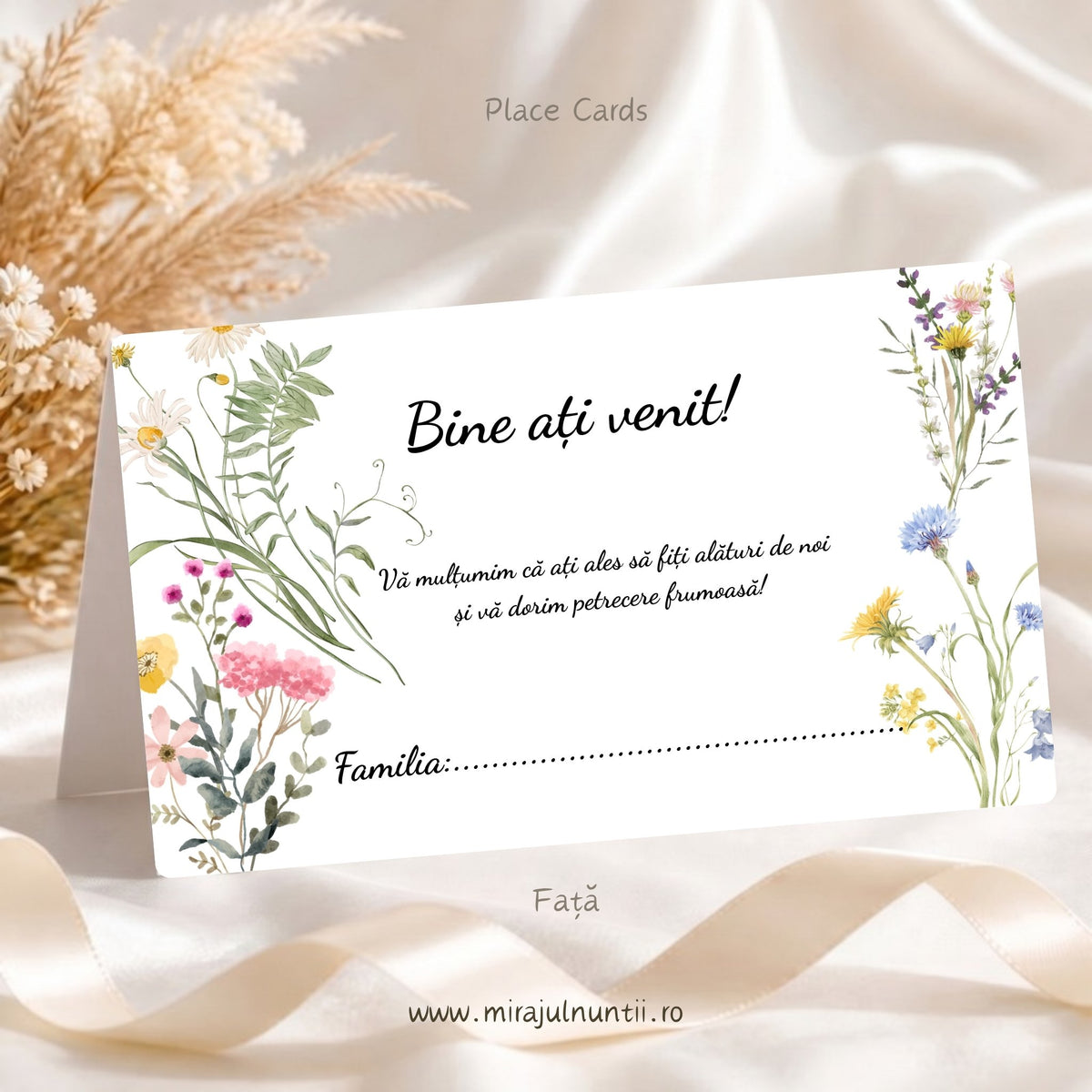 Set 50 plicuri de bani nuntă și botez C.47, fața: „Bine ați venit!”, mesajul de mulțumire și rândul „Familia: ...” de completat de mână, flori de câmp în acuarelă – mușețel, flori roz, galbene, mov și albăstrele – pe fond alb