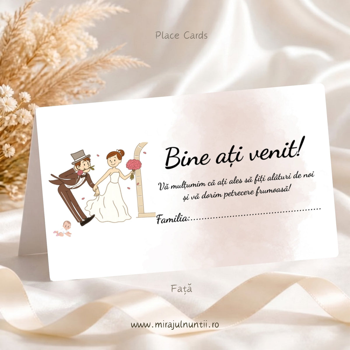 Set 50 plicuri de bani nuntă și botez Place Cards 20421, față: mirii cu joben în stânga, Bine ați venit!, mesajul de mulțumire și rândul Familia, pe nor de acuarelă roz pudră, cu bebeluș mic, carton alb