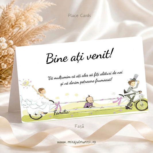Set 50 plicuri de bani nuntă și botez Place Cards 20371, fața: sus Bine ați venit!, la mijloc mesajul de mulțumire, jos mirii pe bicicleta tandem cu funde lila, bebelușul și rândul Familia pe iarbă verde-fistic, carton alb
