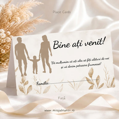 Set 50 plicuri de bani pentru nuntă și botez Place Cards 10026, fața: silueta maro a familiei, Bine ați venit! și mesajul de mulțumire, cu frunze aurii pe fundal crem.