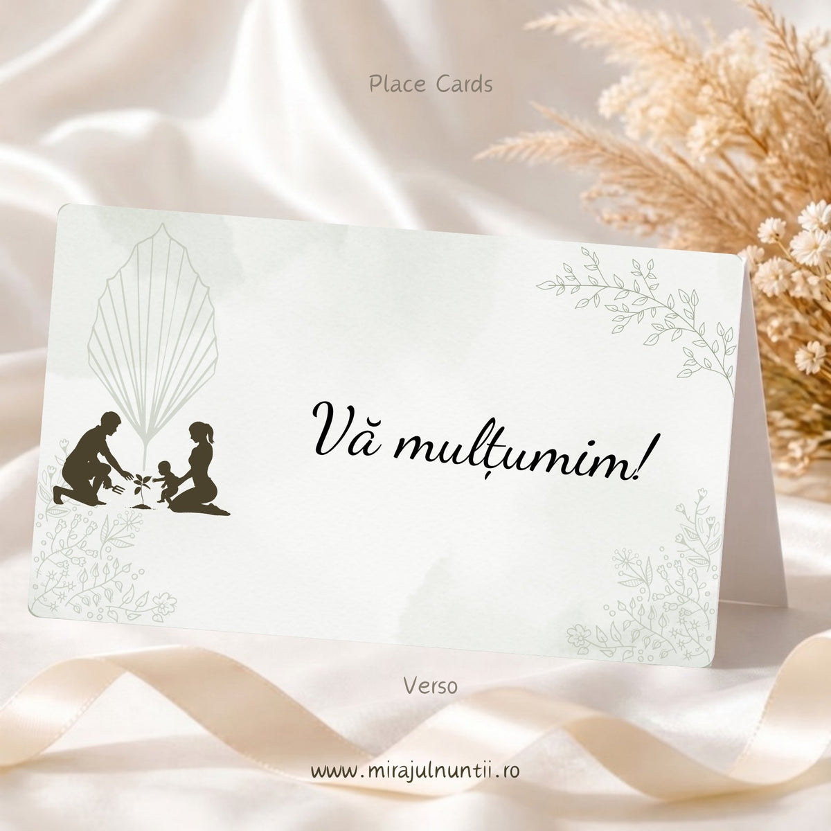 Set 50 plicuri de bani nuntă și botez C.15-10015, spatele: mesajul Vă mulțumim!, siluetă de familie care plantează un copăcel lângă o frunză de palmier desenată, ramuri și plante desenate pe fond verde salvie pal